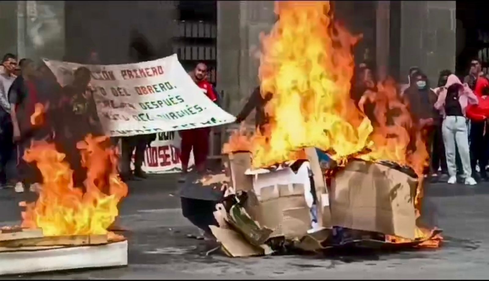 Protestas de normalistas en Morelos: queman colchones frente al Palacio de Gobierno