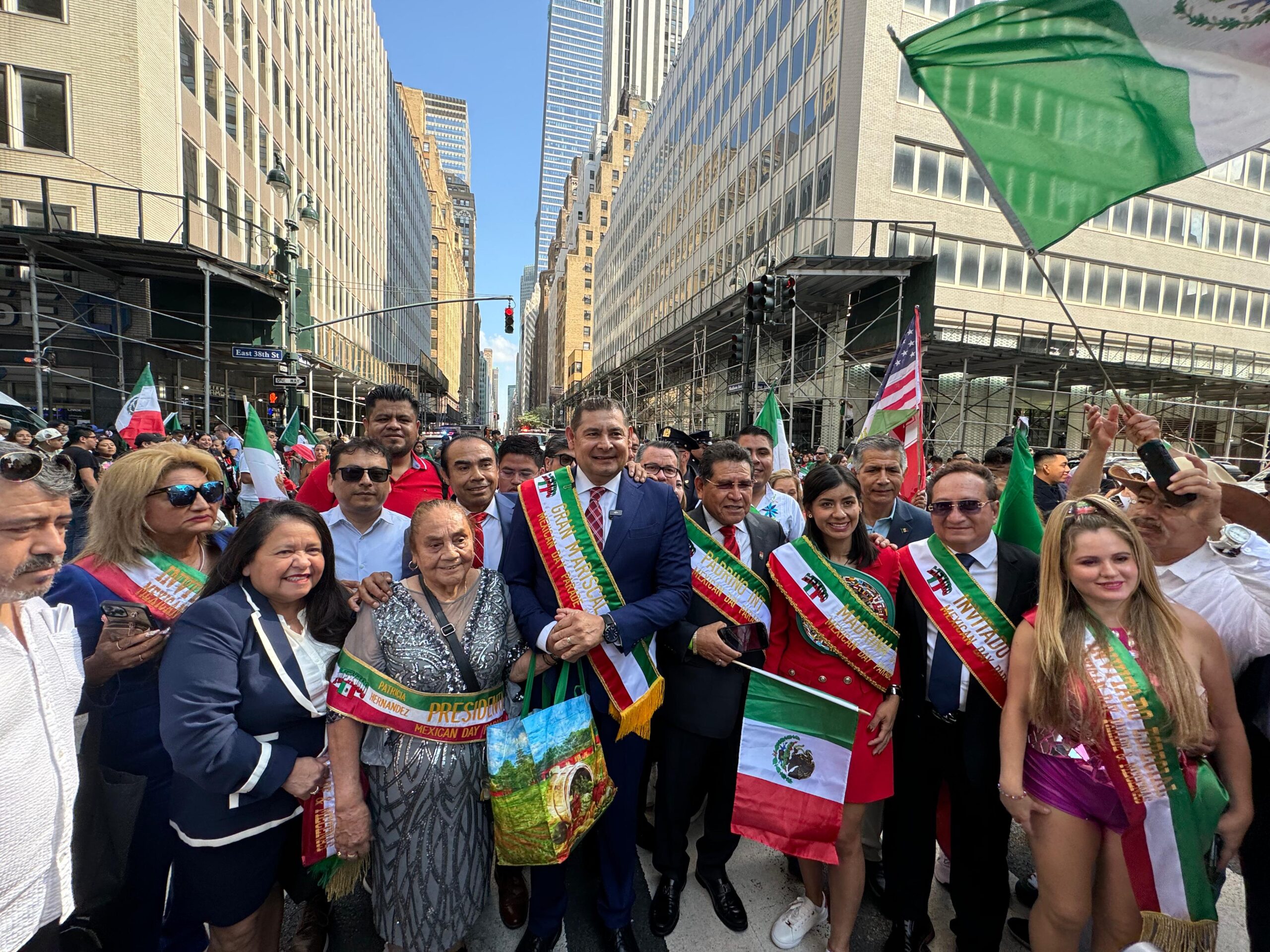 Armenta visita a migrantes de Nueva York por inicio de la Independencia