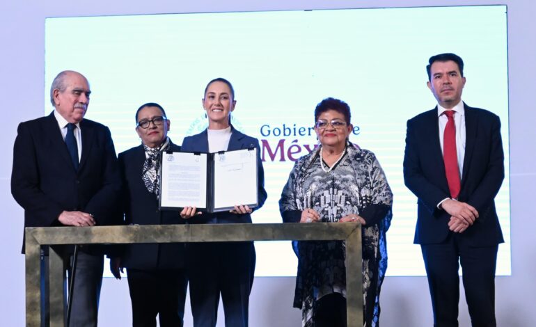 Presidenta Claudia Sheinbaum firma acuerdo que reconoce como crimen de lesa humanidad la matanza del 2 de octubre de 1968