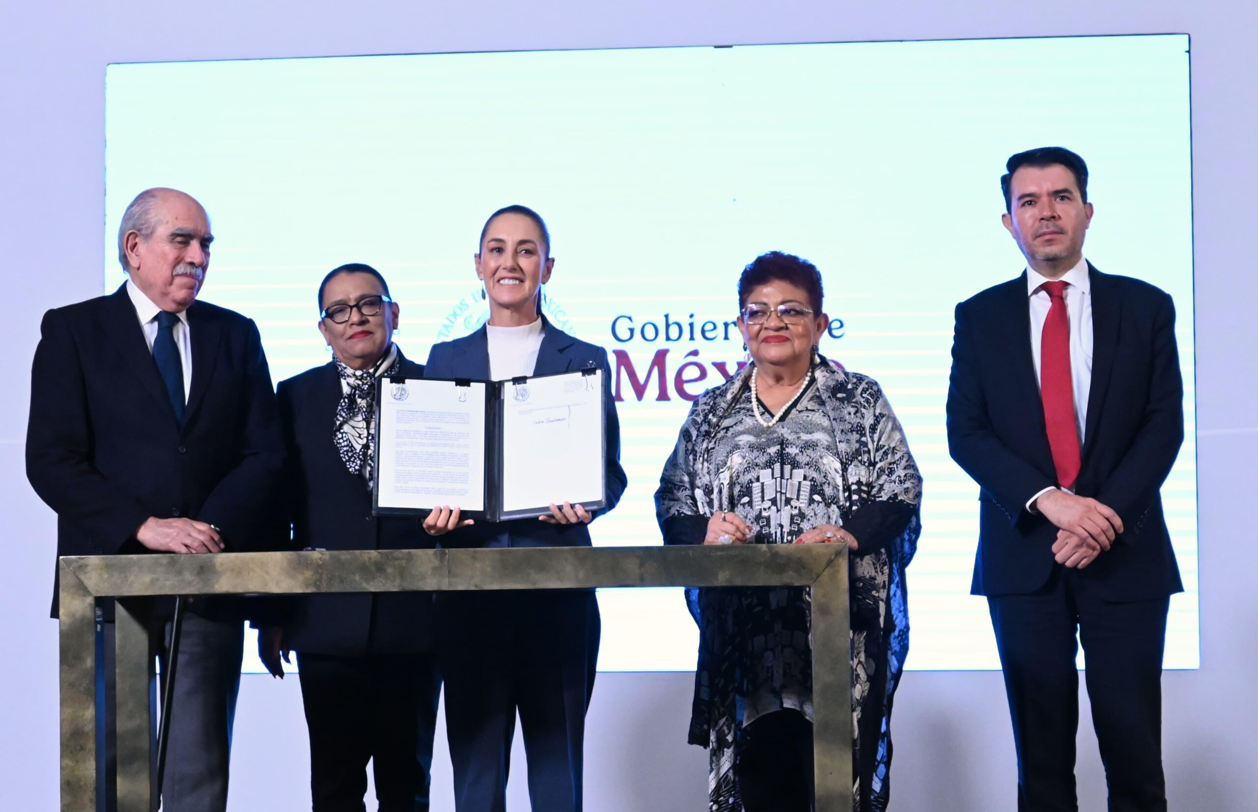 Presidenta Claudia Sheinbaum firma acuerdo que reconoce como crimen de lesa humanidad la matanza del 2 de octubre de 1968