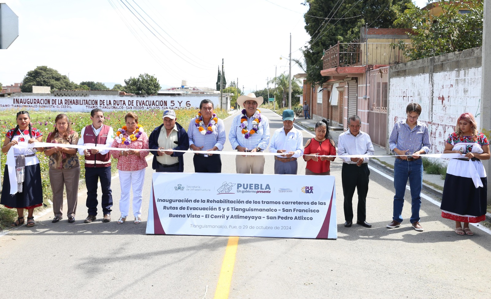 Sergio Salomón inaugura tramos carreteros en Atzitzihuacán, Tochimilco y Tianguismanalco