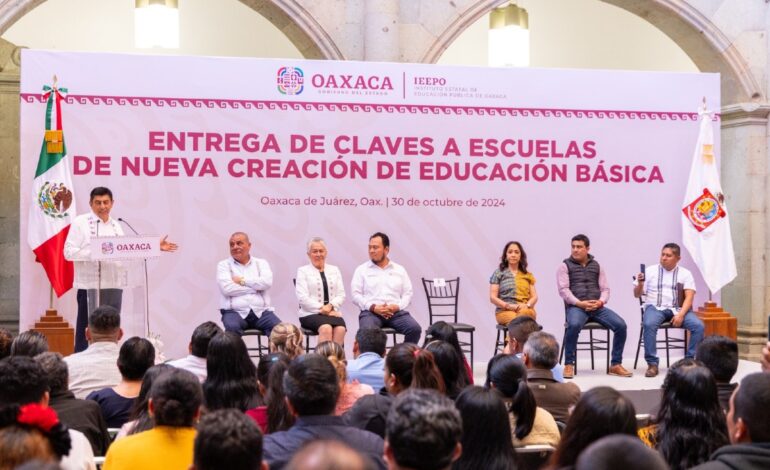 Avance educativo en Oaxaca: Entrega de claves a nuevas escuelas