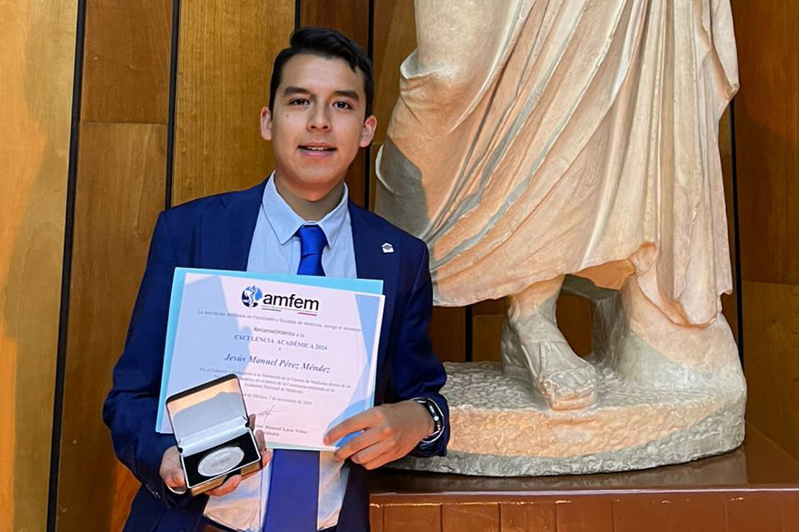 Pasante de Medicina del Complejo Regional Nororiental de la BUAP gana Premio a la Excelencia Académica 2024