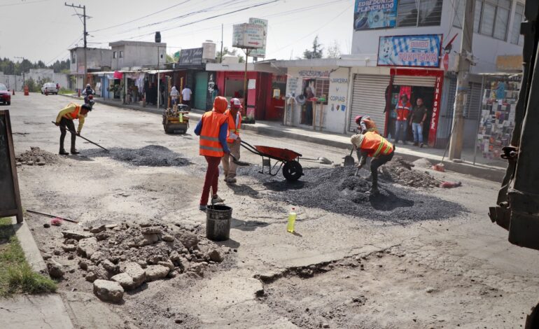 Omar Muñoz supervisa trabajos de bacheo en Cuautlancingo