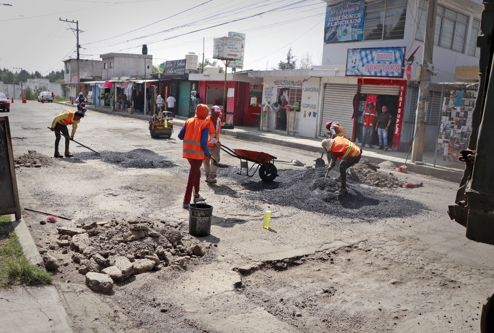 Omar Muñoz supervisa trabajos de bacheo en Cuautlancingo