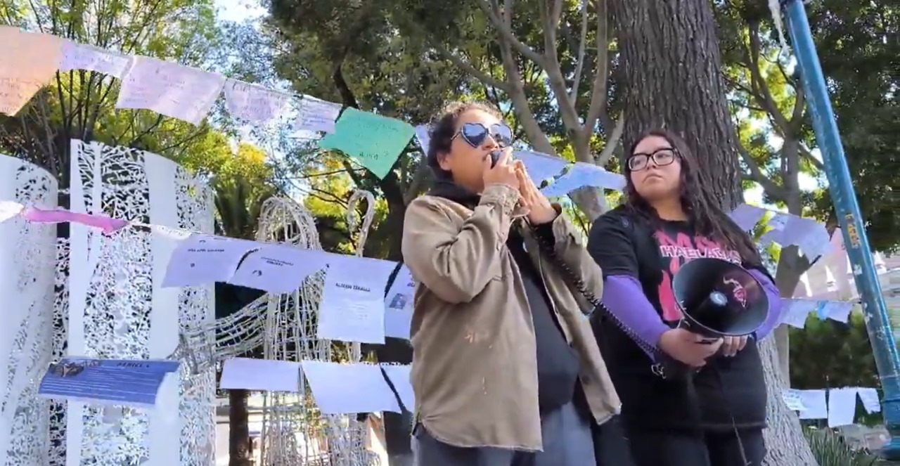 Feministas hacen marcha y realizan tendedero en conmemoración del 25N en Puebla