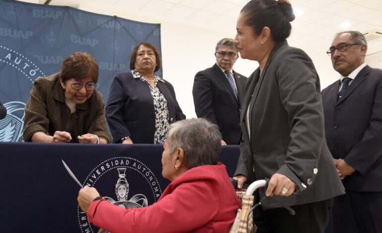 Entregan reconocimientos por antigüedad a personal académico y administrativo