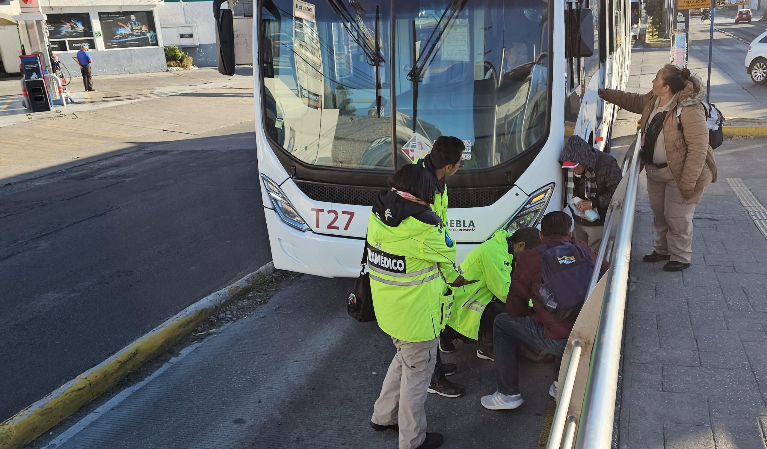 Atropellan a joven en carril confinado