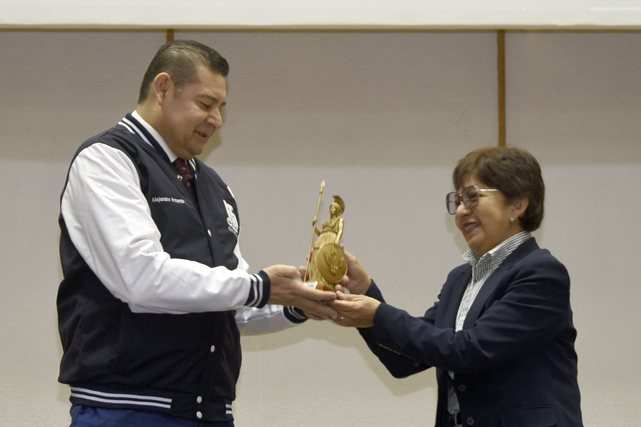 Entrega Facultad de Administración la Minerva al Mérito Académico al gobernador electo Alejandro Armenta