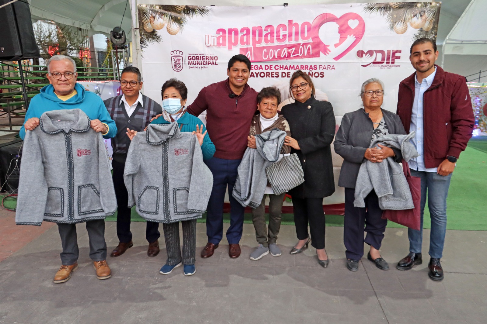 Entrega Omar Muñoz chamarras en la cabecera municipal con el programa Un apapacho al corazón