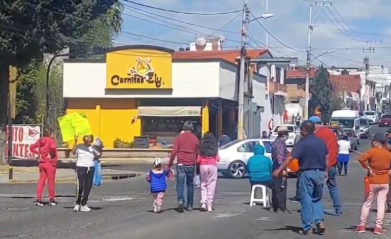 Vecinos realizan protesta por escasez de agua en sus colonias