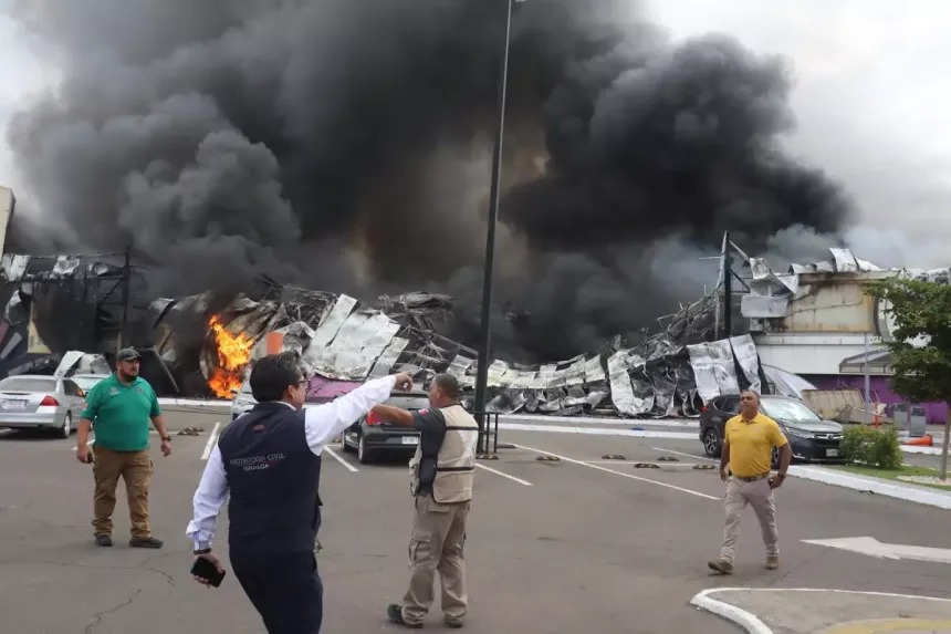 Se incendia Plaza Cinépolis en Culiacán, Sinaloa