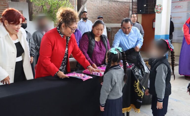 Presidenta del DIF de Cuautlancingo Tere Alfaro lleva sonrisas a los niños de la Escuela Vicente Guerrero