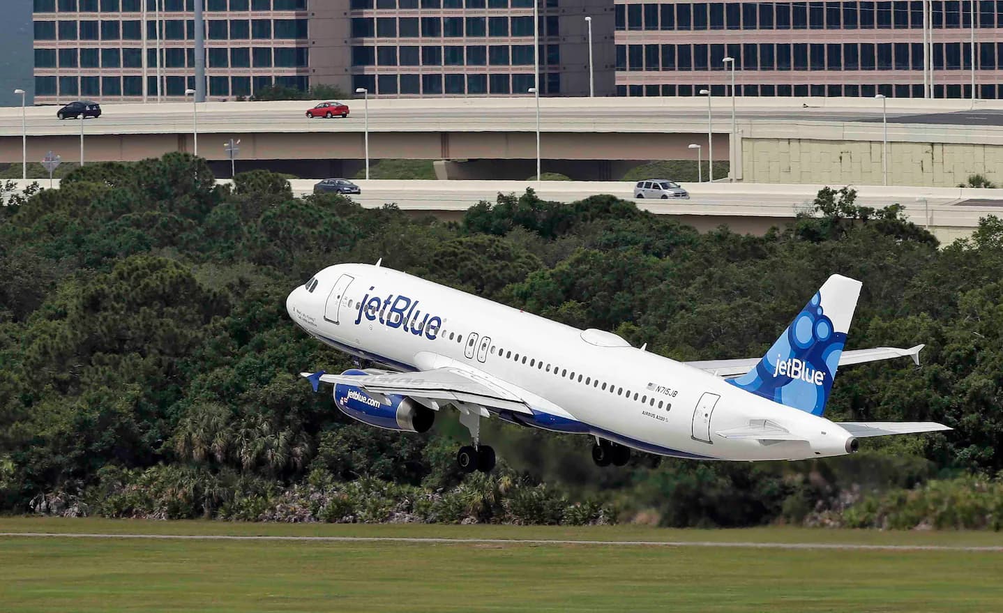 Hallan dos cadáveres en el compartimento de rueda de un avión de JetBlue en Fort Lauderdale