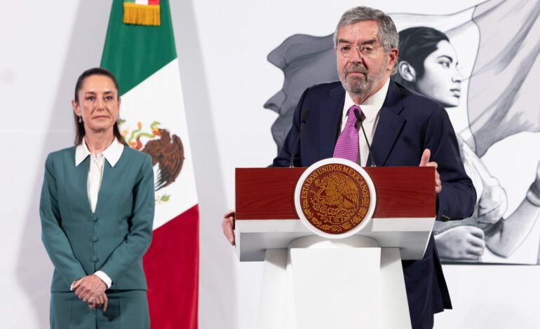 Presenta Sheinbaum programa «México te Abraza» para atender a migrantes