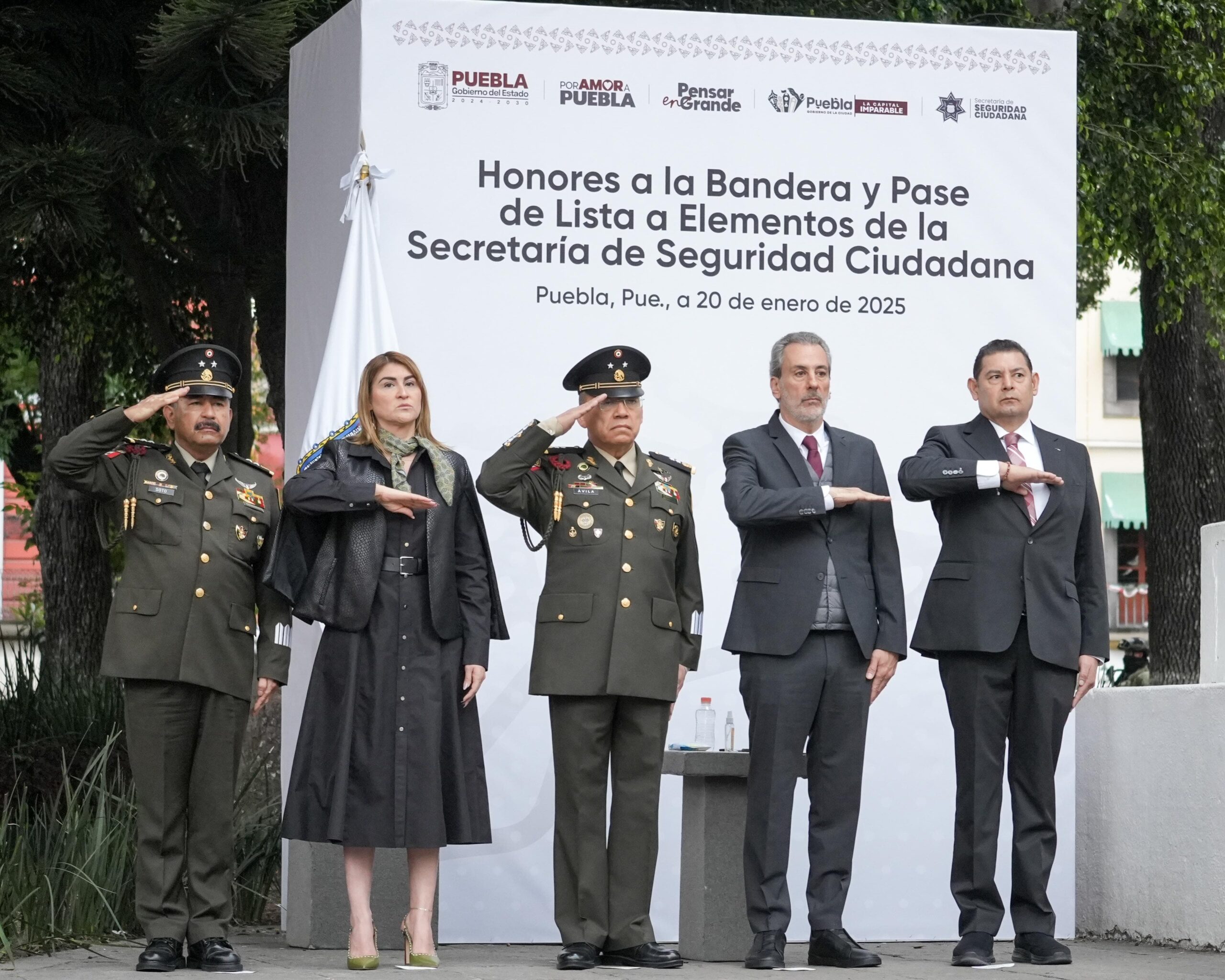 Encabezan Armenta y Chedraui pase de lista a fuerzas municipales en el Zócalo de Puebla