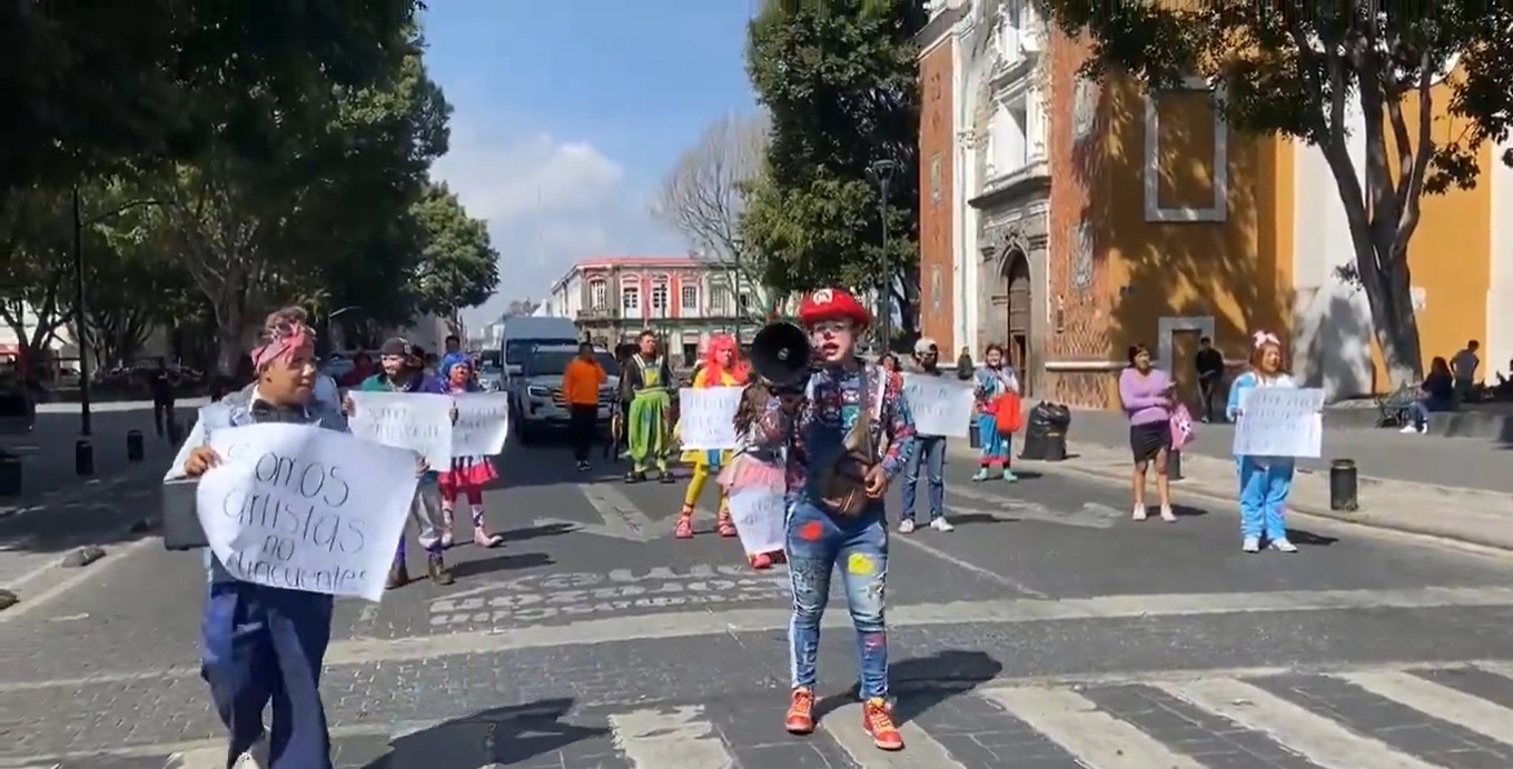 ¡Nuevamente! Payasos protestan en el Zócalo de Puebla para poder trabajar