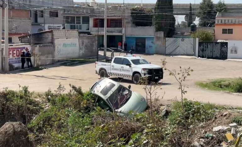 Huye de balazos y arrolla a niña