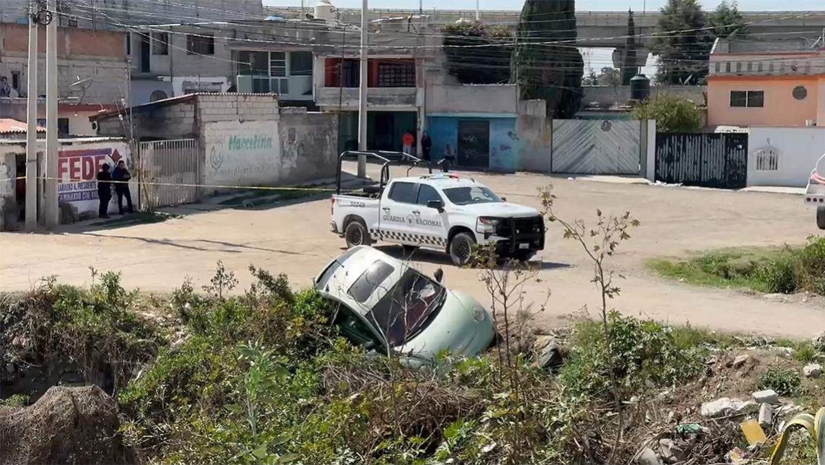 Huye de balazos y arrolla a niña