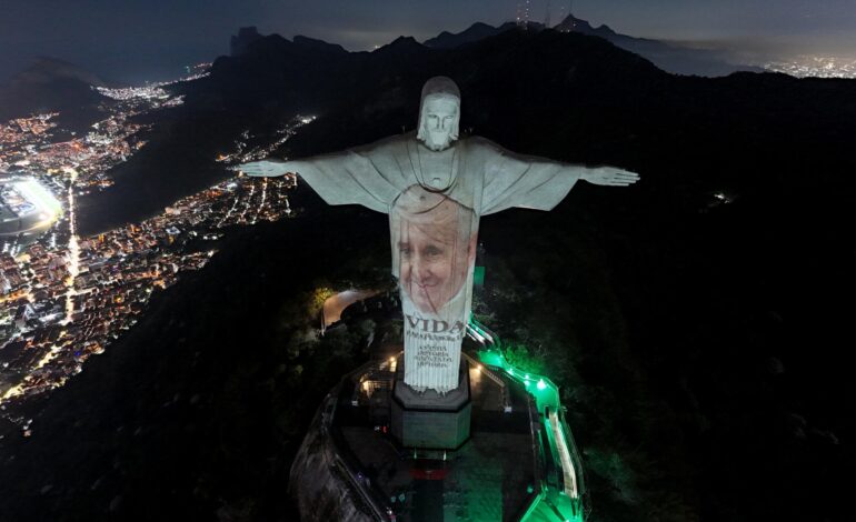 Proyectan imagen de Francisco en Cristo Redentor