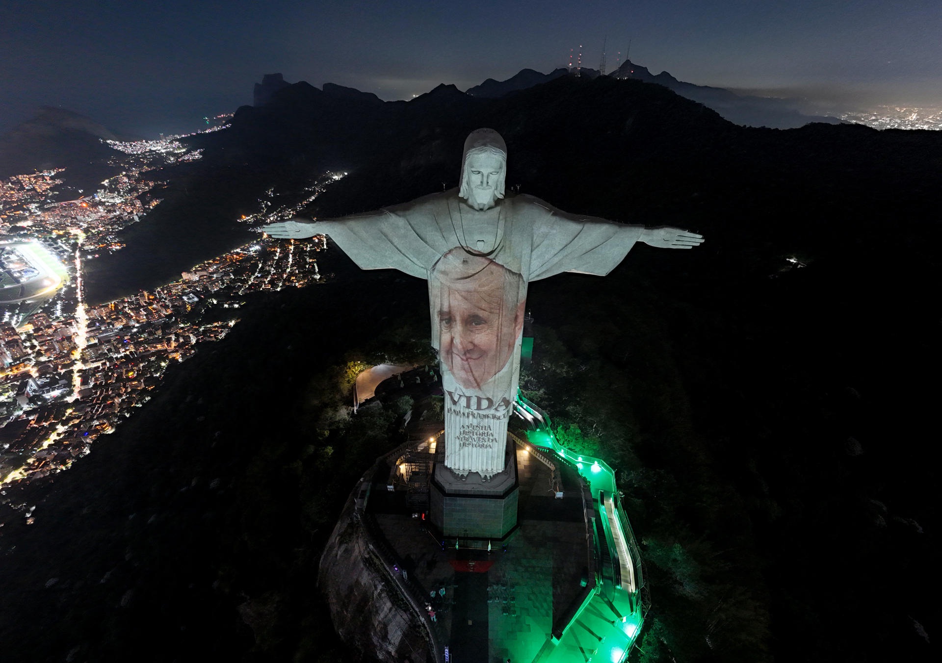 Proyectan imagen de Francisco en Cristo Redentor