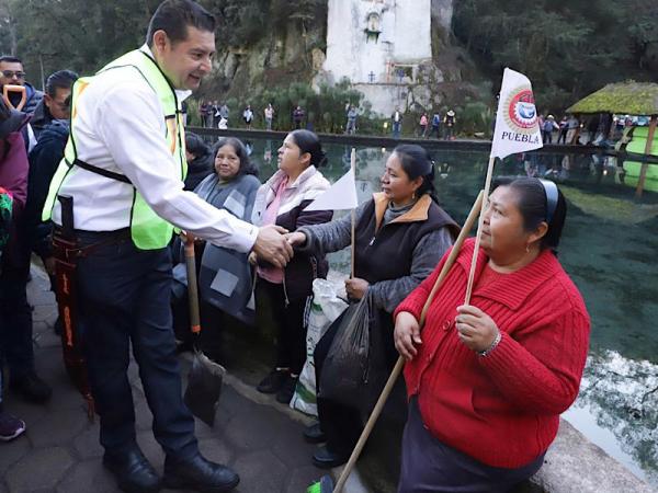 Gobierno estatal reconoce a Chignautla como ejemplo en la faena y tequio