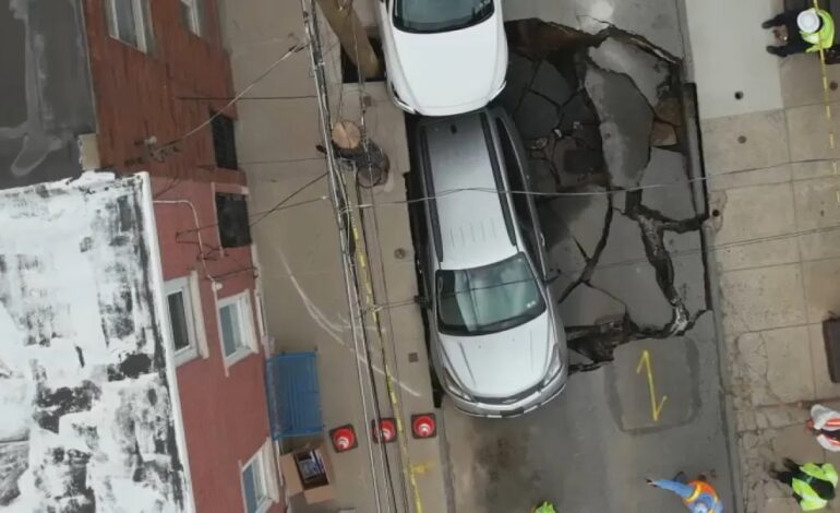 Enorme socavón se traga auto y deja casas sin agua en Filadelfia