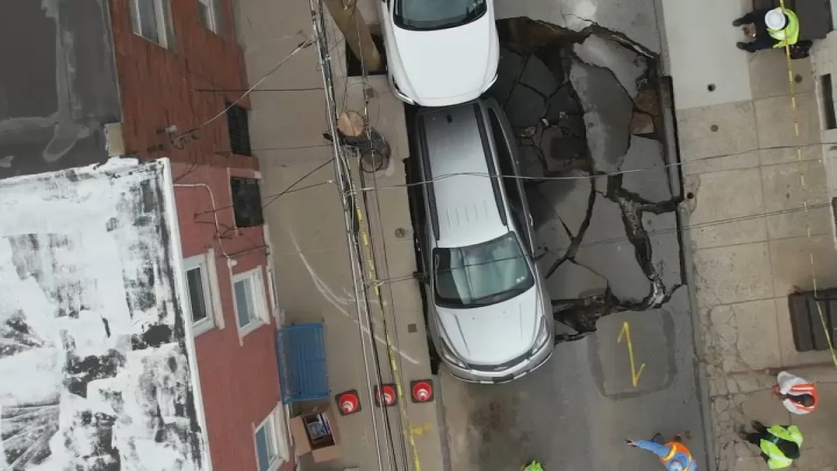 Enorme socavón se traga auto y deja casas sin agua en Filadelfia