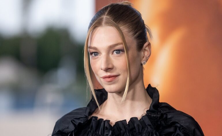 Hunter Schafer, actriz trans de «Euphoria» recibe su pasaporte estadounidense con género masculino