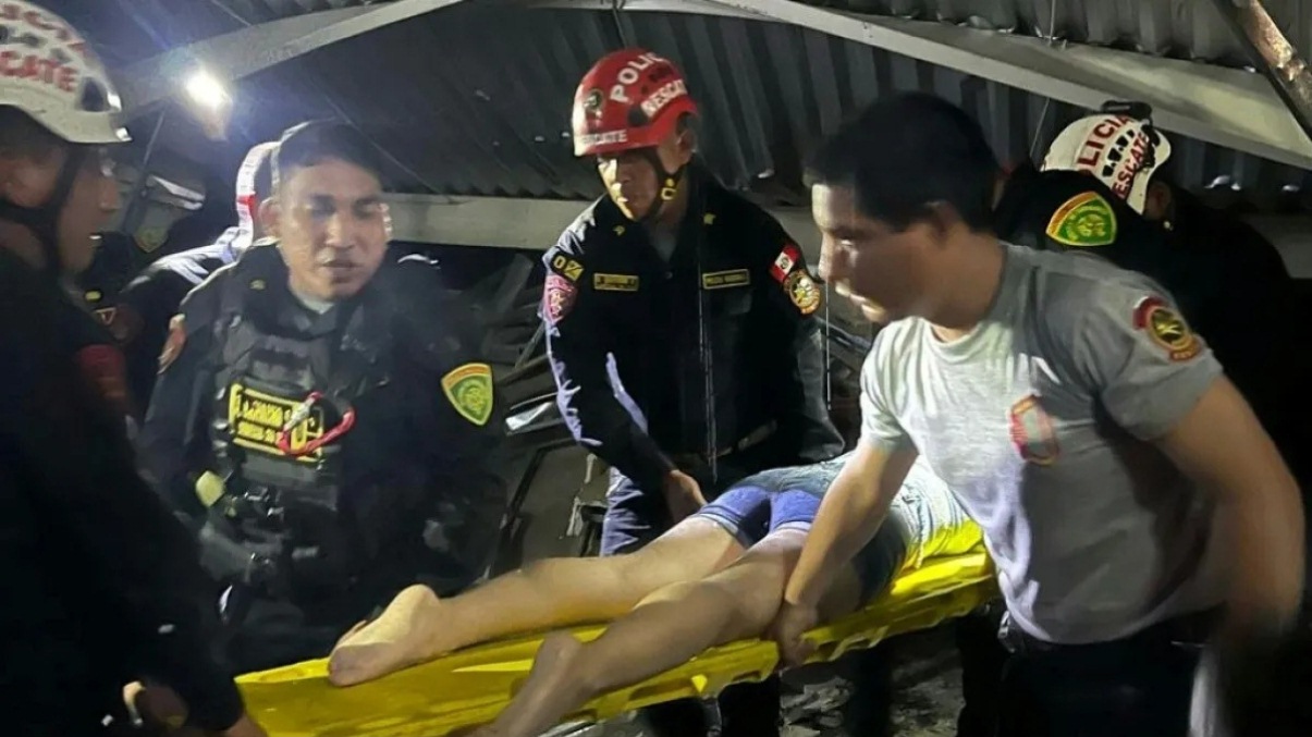 Mueren 8 al caer techo en plaza de Perú