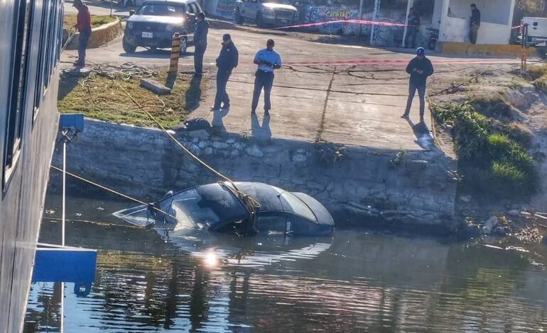 Vehículo cae a la laguna de Valsequillo al intentar abordar La Panga