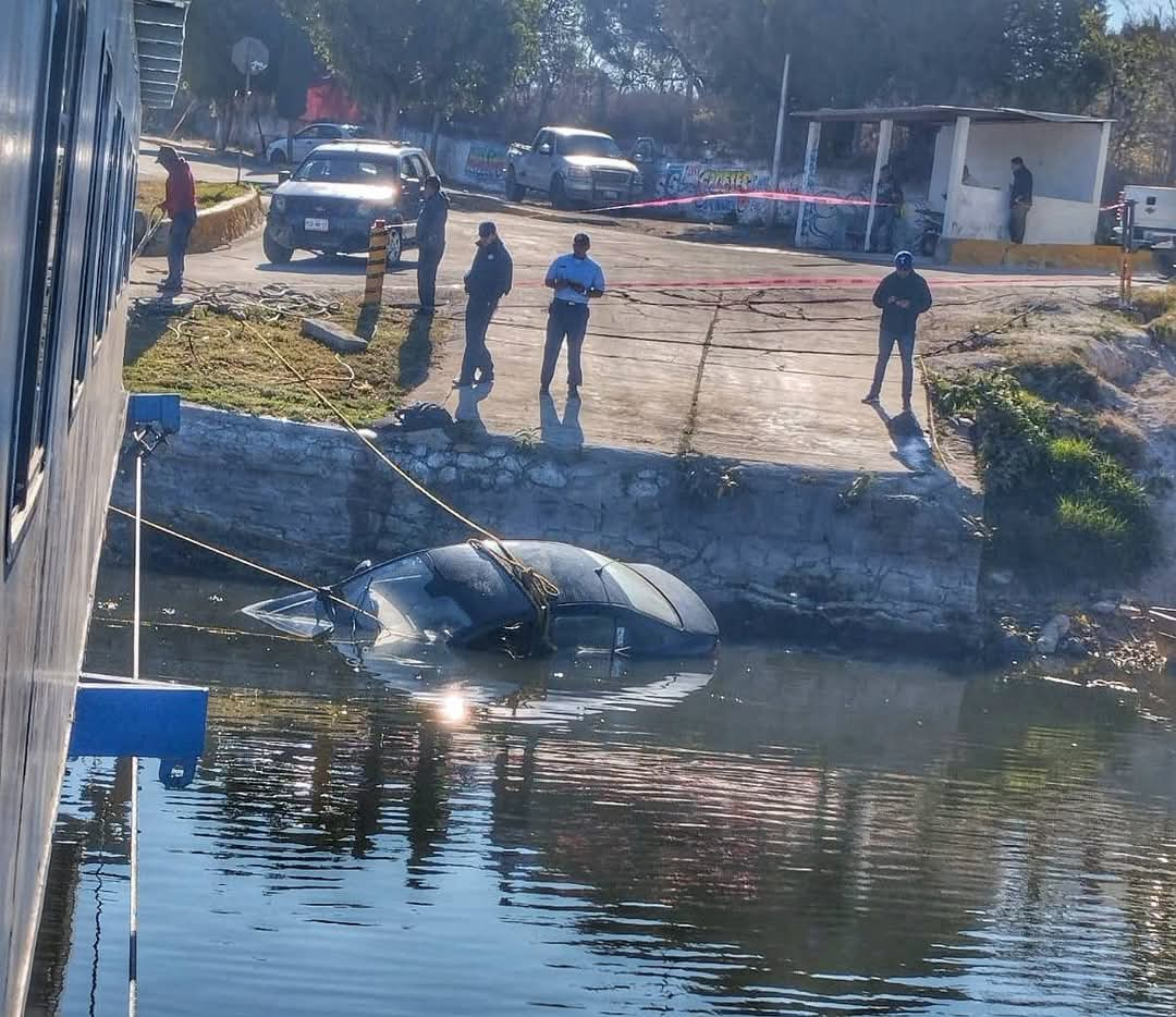 Vehículo cae a la laguna de Valsequillo al intentar abordar La Panga