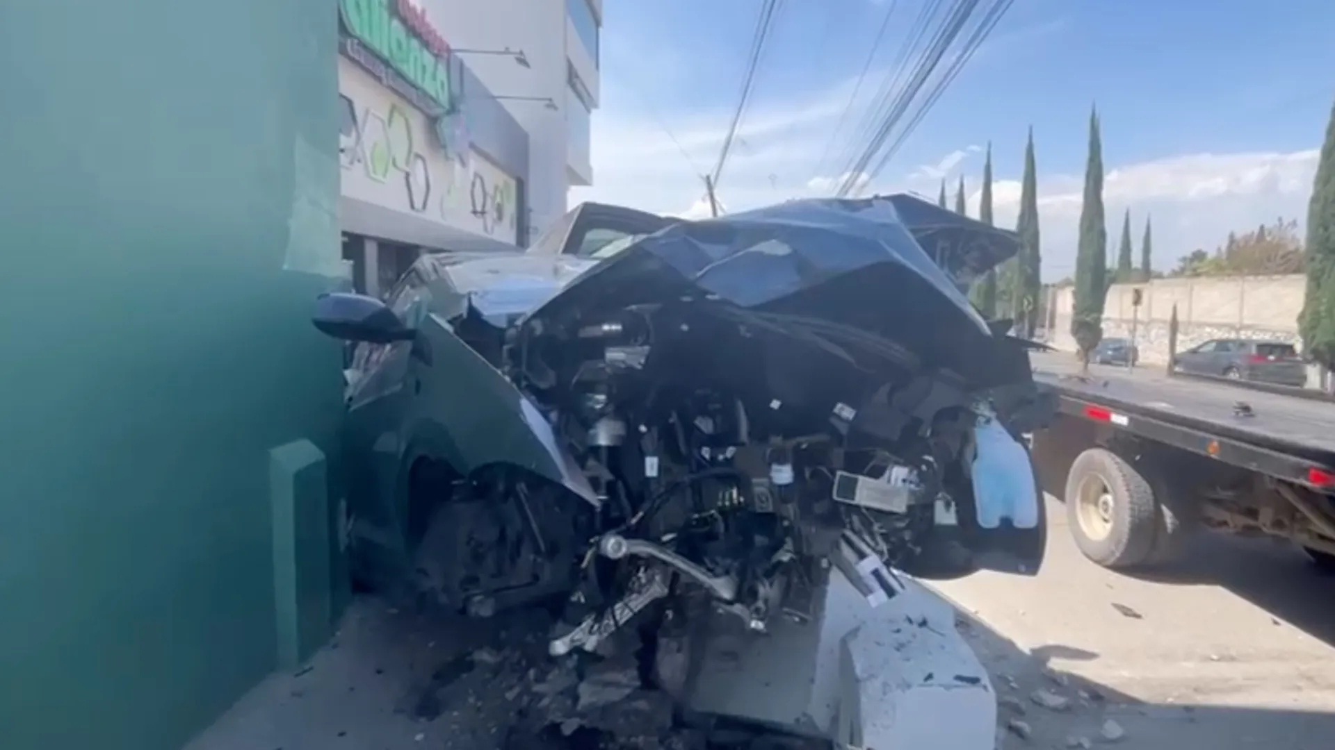 Vive de milagro tras destrozar Tesla