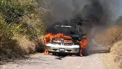 Camioneta del alcalde de Tlapanalá se incendia sin motivos aparentes