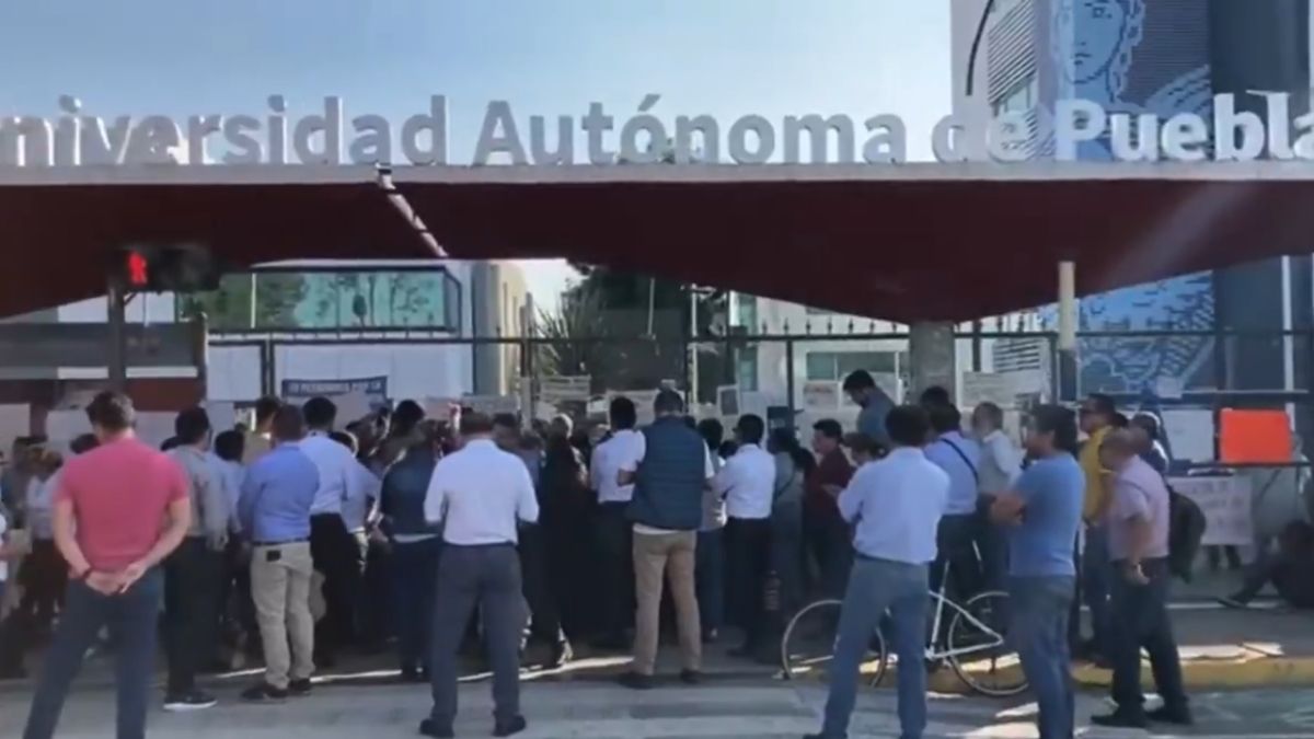 Estudiantes BUAP en paro entregan pliegos petitorios a directivos