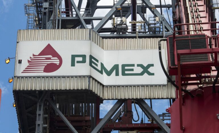 Investigan red de tráfico de plazas en Pemex