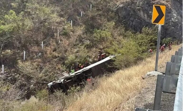 Cae autobús a barranco y mueren 19