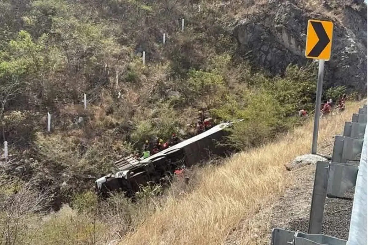 Cae autobús a barranco y mueren 19